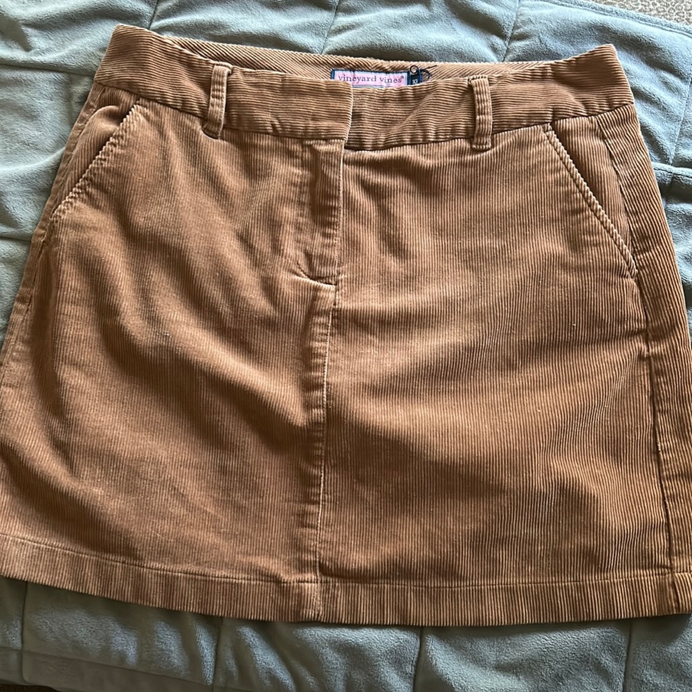 Vineyard Vines barely worn skirt. Size 10